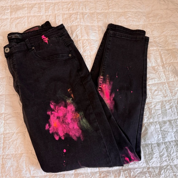 Stylish Black and Pink Women's Jeans - Picture 2 of 4